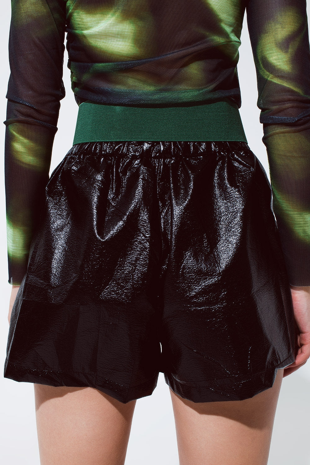 Short en Cuir Taille Haute – Noir