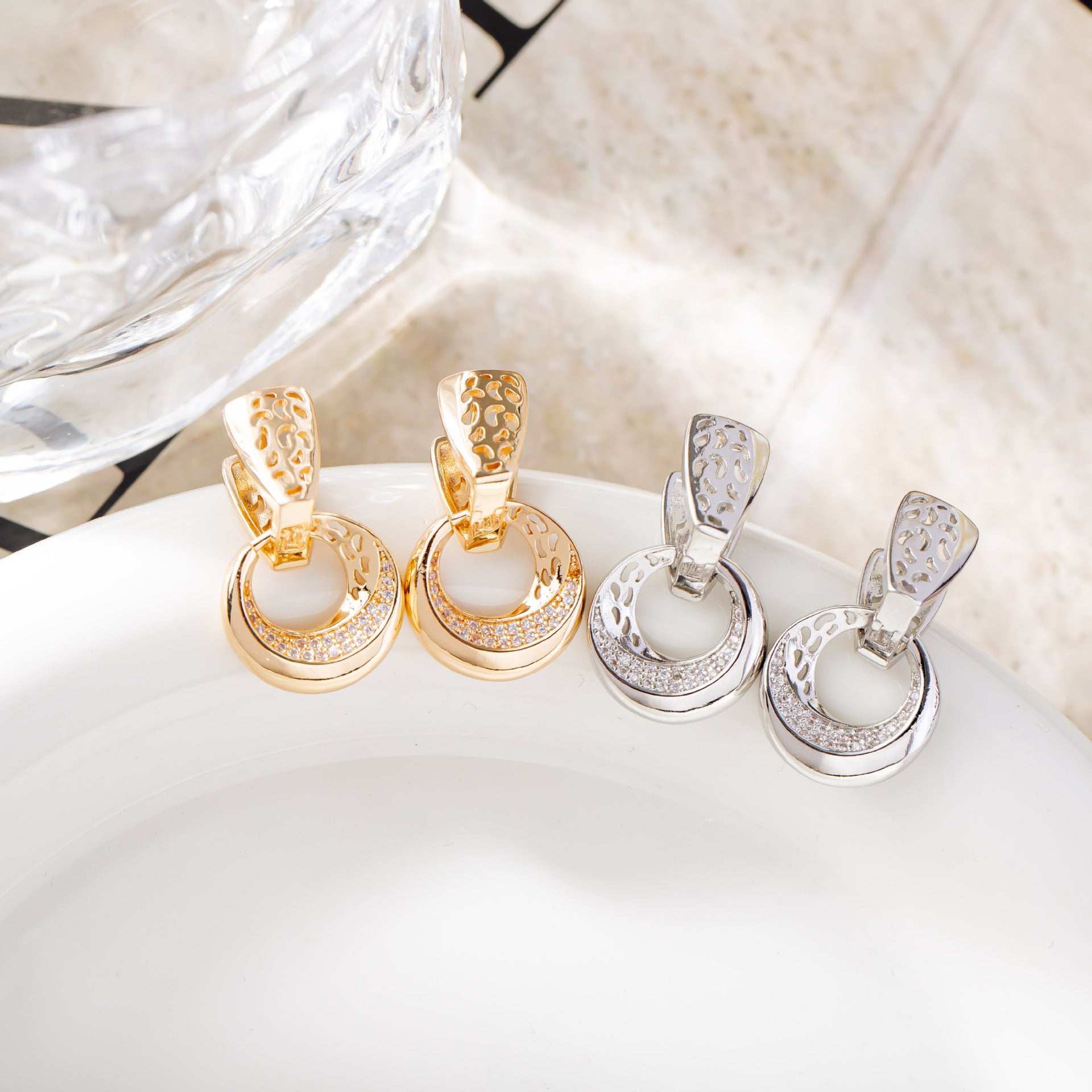 Boucles d’oreilles Lune Ronde Creuse – Élégance Minimaliste