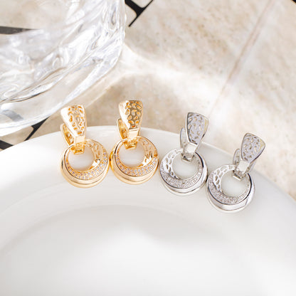 Boucles d’oreilles Lune Ronde Creuse – Élégance Minimaliste