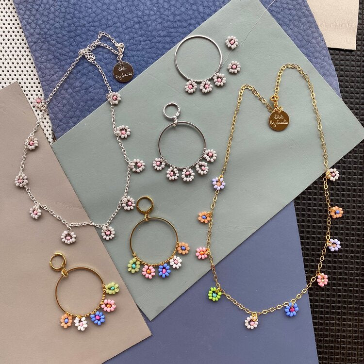 Bracelet chaîne avec perles et fleurs