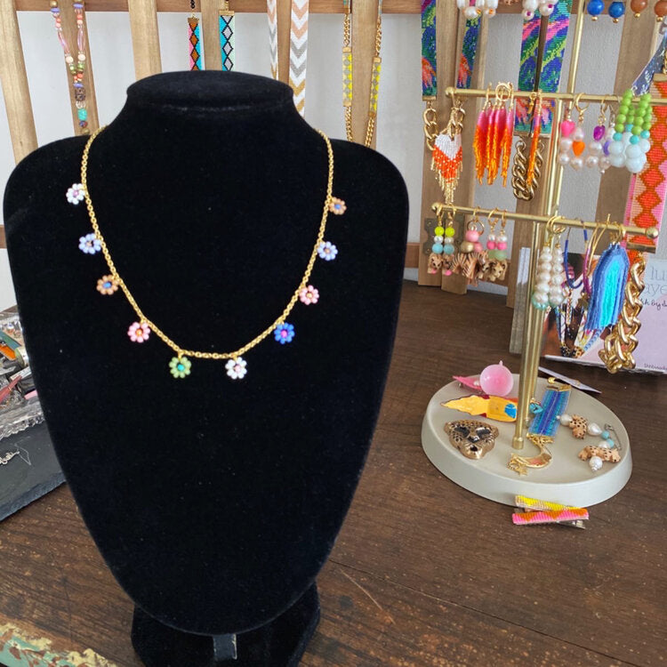 Bracelet chaîne avec perles et fleurs