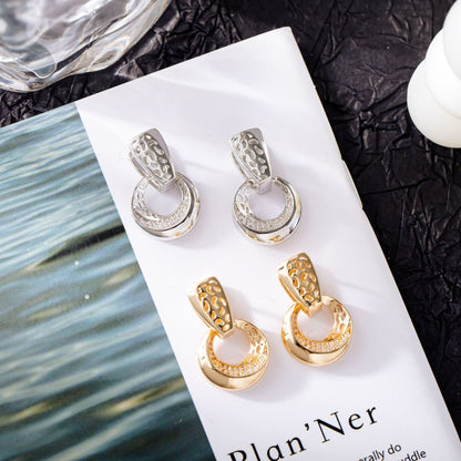 Boucles d’oreilles Lune Ronde Creuse – Élégance Minimaliste