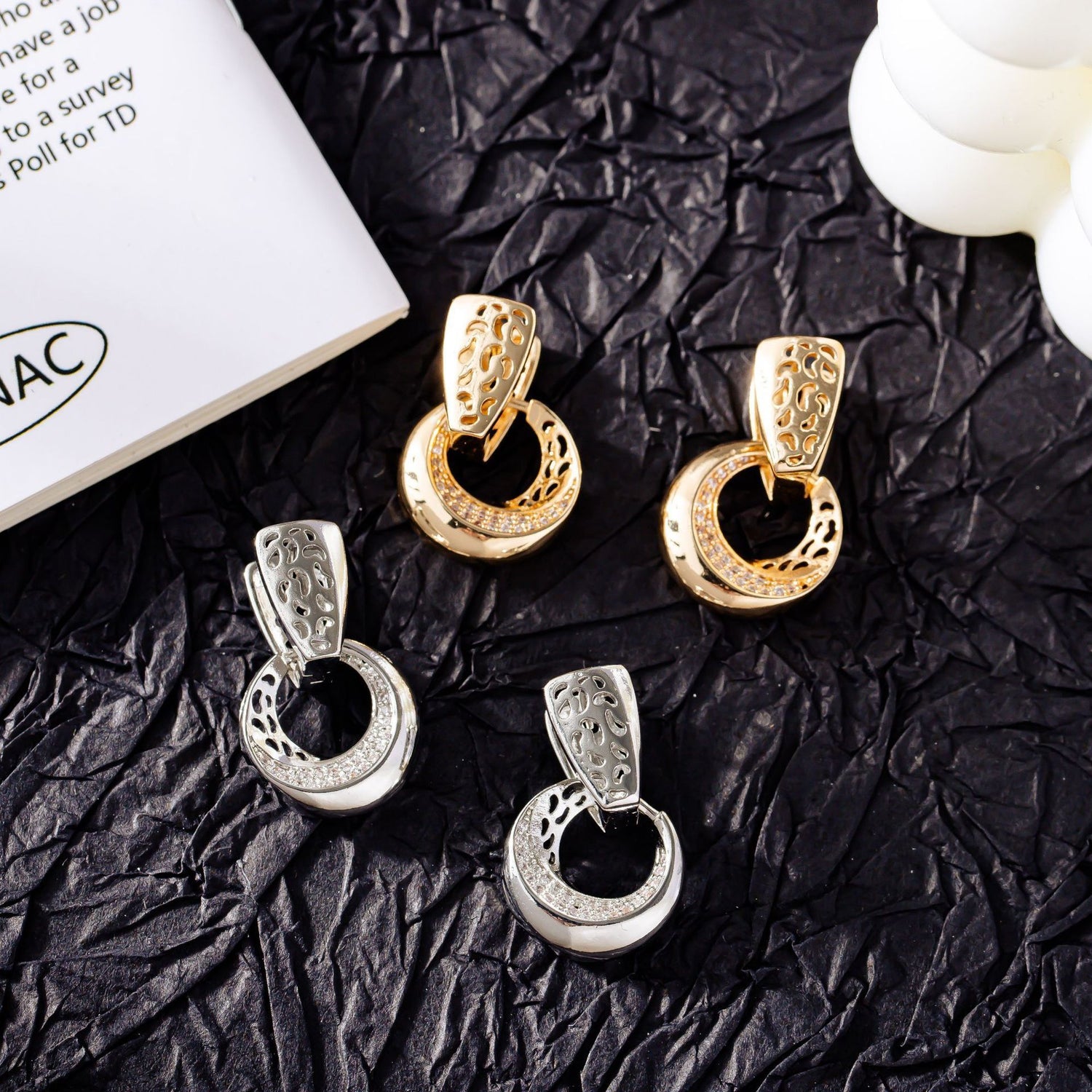 Boucles d’oreilles Lune Ronde Creuse – Élégance Minimaliste