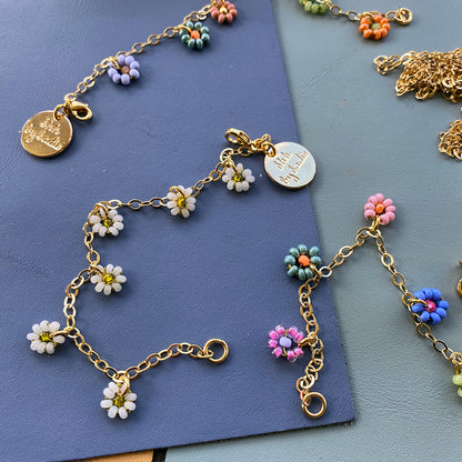 Bracelet chaîne avec perles et fleurs